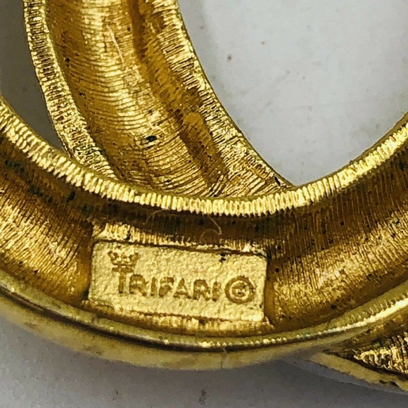 Vintage Crown Trifari White Enamel Bar Link Necklace with Tear Drop Pendant - Picture 7 of 11